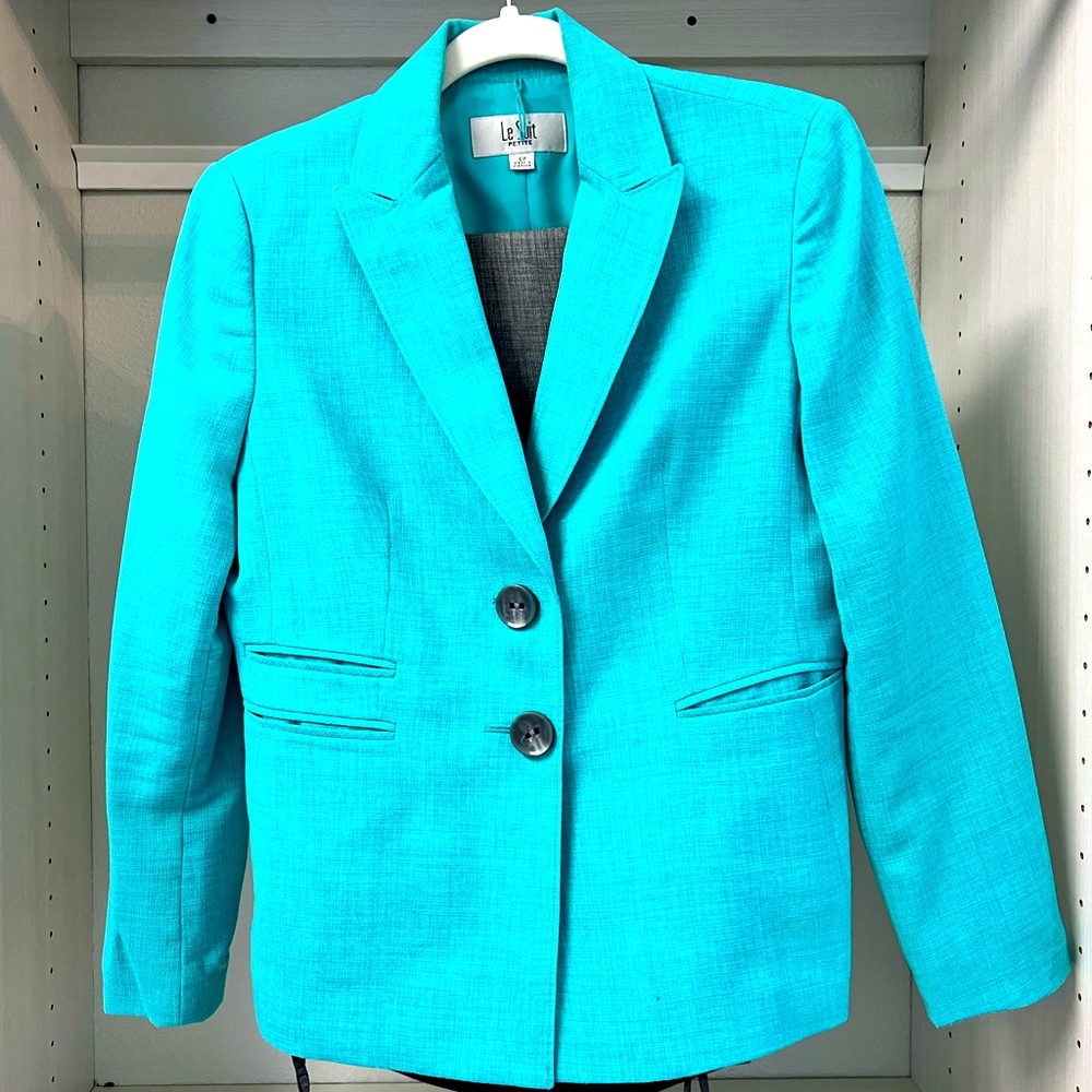 Perfect 2pc, 2-toned suit for the business meeting!